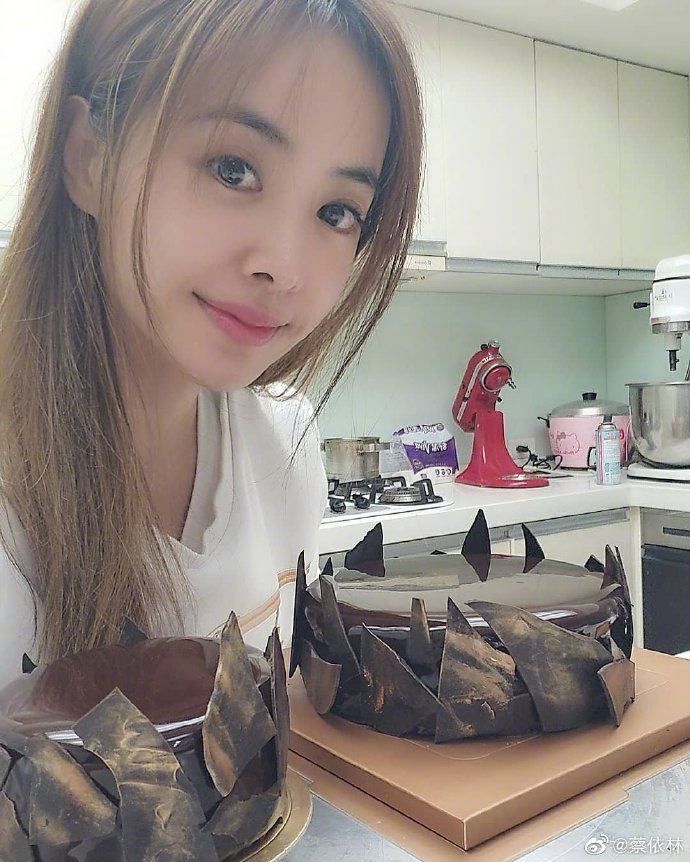 蔡依琳晒与狗狗亲密自拍 肤色粉嫩萌感十足