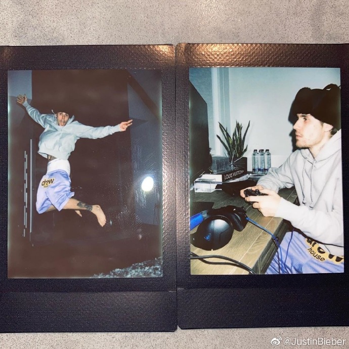 比伯晒拍立得照分享日常 戴绒帽宅家打鼓玩游戏悠闲自在