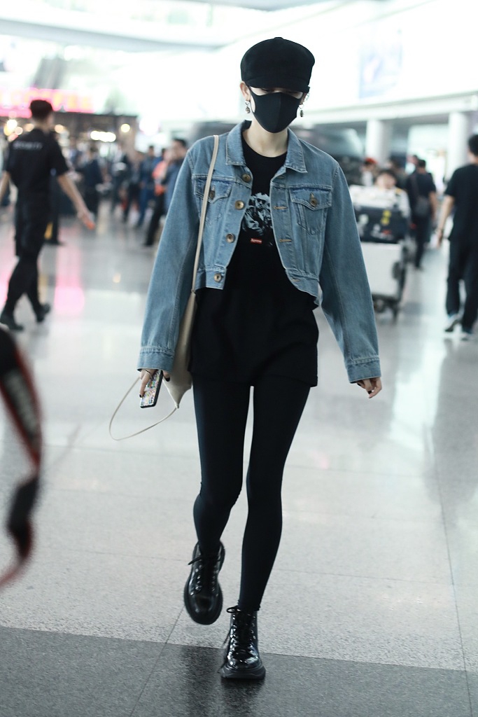 娜扎现身机场皮肤白皙 穿牛仔短外套变时尚酷girl