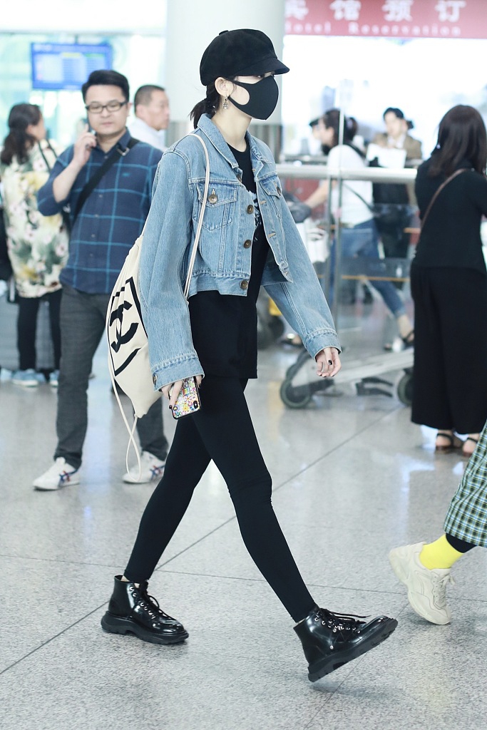 娜扎现身机场皮肤白皙 穿牛仔短外套变时尚酷girl