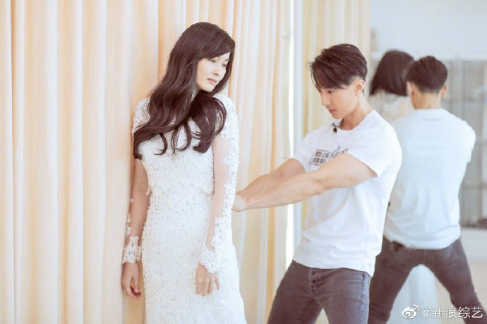 吴尊陪妻子试婚纱 林丽吟肤色白皙温婉大方
