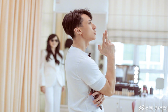 吴尊陪妻子试婚纱 林丽吟肤色白皙温婉大方