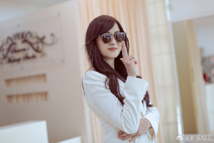 吴尊陪妻子试婚纱 林丽吟肤色白皙温婉大方