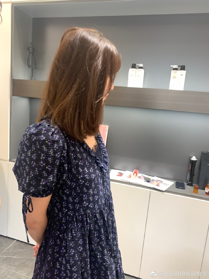 张子萱剪刘海造型染新发色 对镜自拍露甜笑俏皮减龄