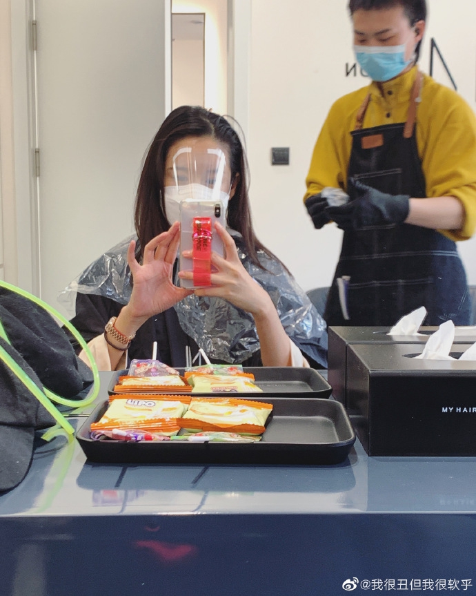 张子萱剪刘海造型染新发色 对镜自拍露甜笑俏皮减龄