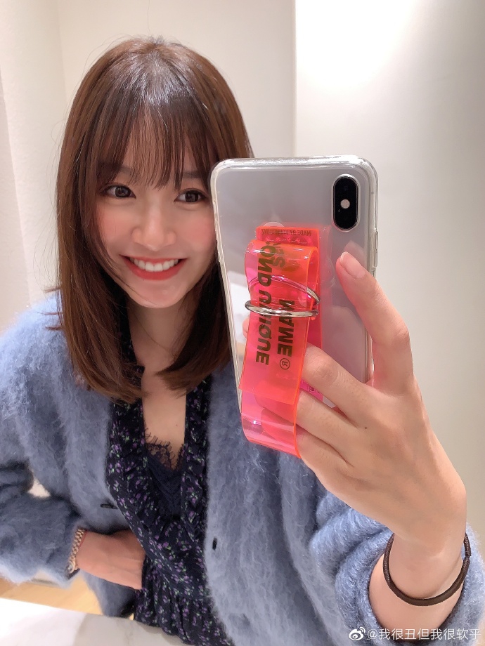 张子萱剪刘海造型染新发色 对镜自拍露甜笑俏皮减龄