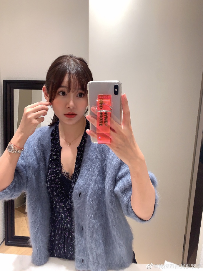 张子萱剪刘海造型染新发色 对镜自拍露甜笑俏皮减龄