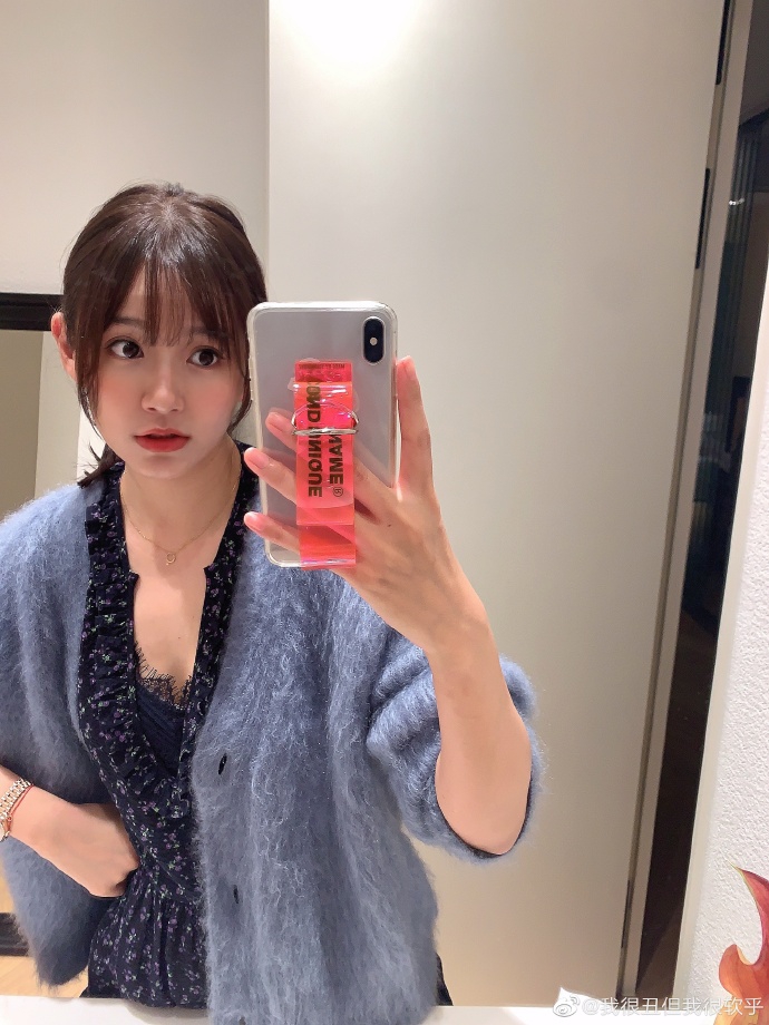 张子萱剪刘海造型染新发色 对镜自拍露甜笑俏皮减龄