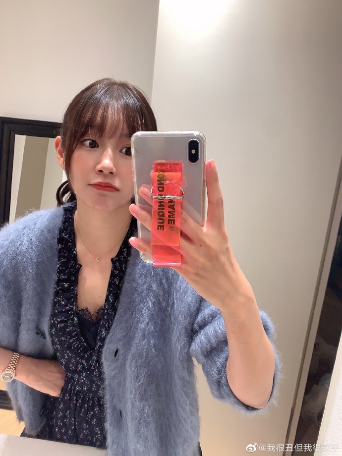 张子萱剪刘海造型染新发色 对镜自拍露甜笑俏皮减龄