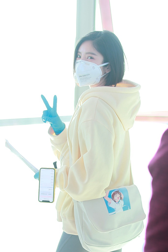 赵奕欢穿鹅黄色卫衣甜美清新 对镜比剪刀手俏皮可爱