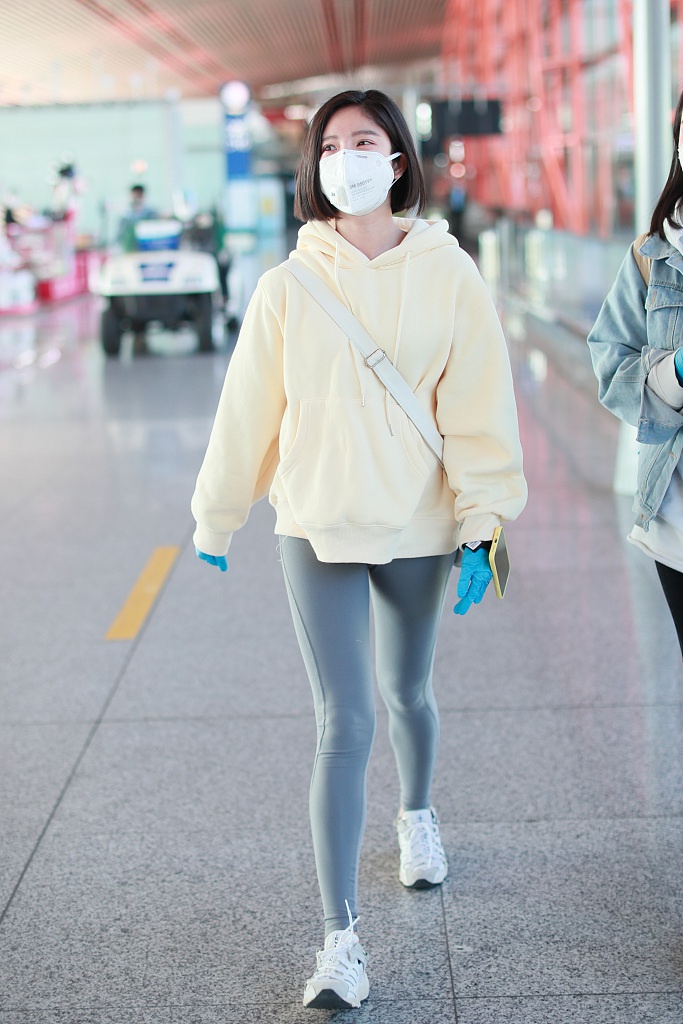 赵奕欢穿鹅黄色卫衣甜美清新 对镜比剪刀手俏皮可爱