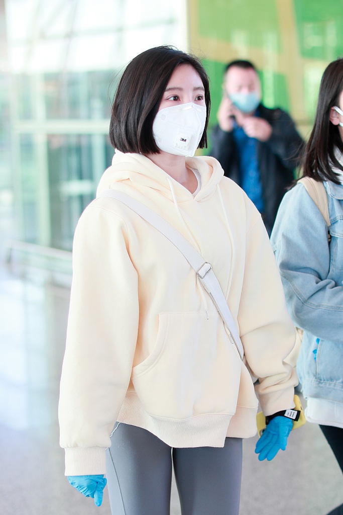 赵奕欢穿鹅黄色卫衣甜美清新 对镜比剪刀手俏皮可爱