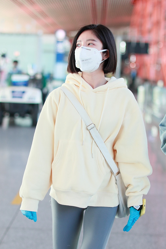 赵奕欢穿鹅黄色卫衣甜美清新 对镜比剪刀手俏皮可爱