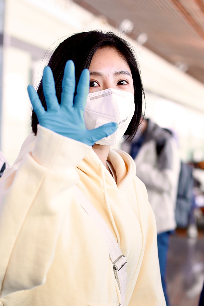 赵奕欢穿鹅黄色卫衣甜美清新 对镜比剪刀手俏皮可爱