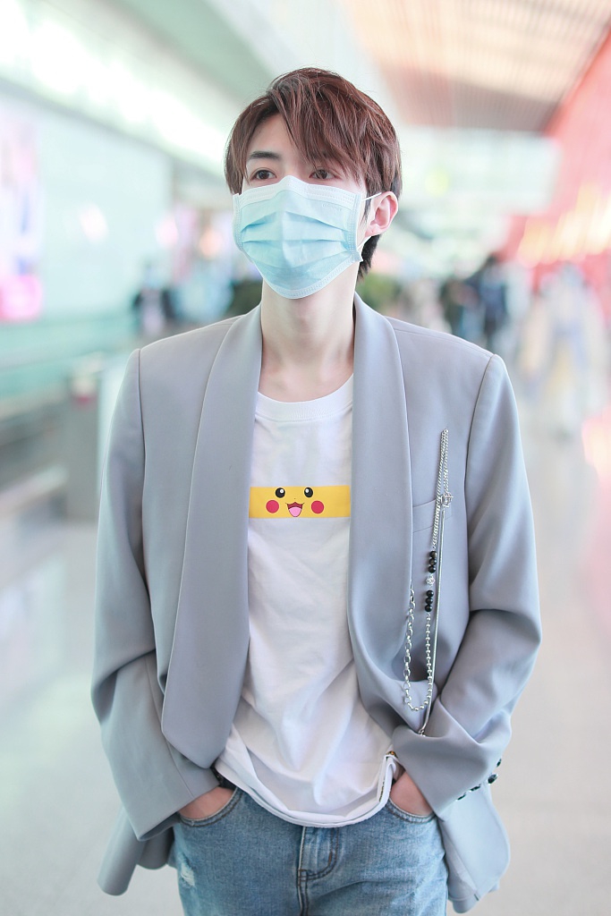 管栎穿皮卡丘T恤可爱亮眼 西装配破洞裤玩转混搭