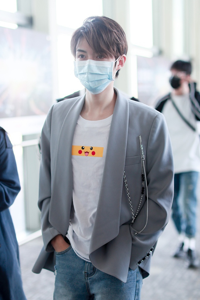 管栎穿皮卡丘T恤可爱亮眼 西装配破洞裤玩转混搭