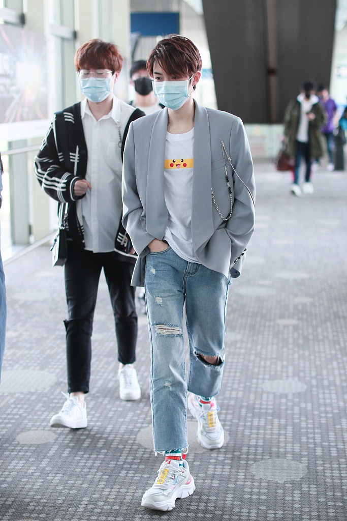 管栎穿皮卡丘T恤可爱亮眼 西装配破洞裤玩转混搭