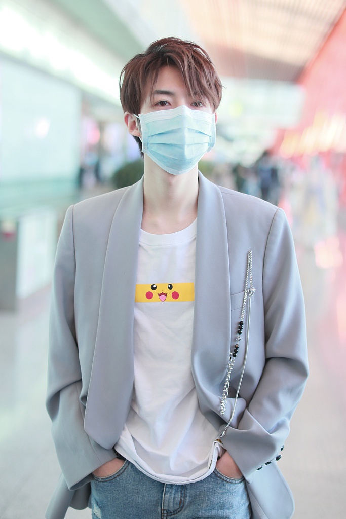 管栎穿皮卡丘T恤可爱亮眼 西装配破洞裤玩转混搭