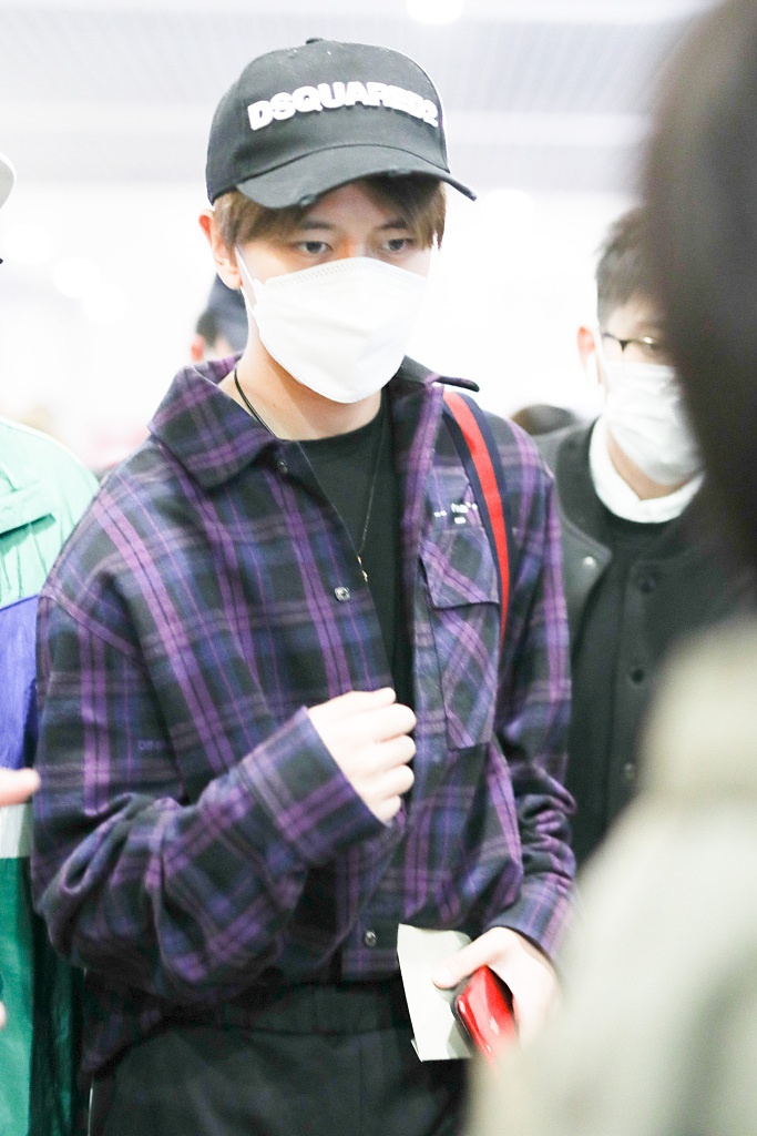 任嘉伦穿紫色格子衫时髦个性 获迷妹追随人气超高