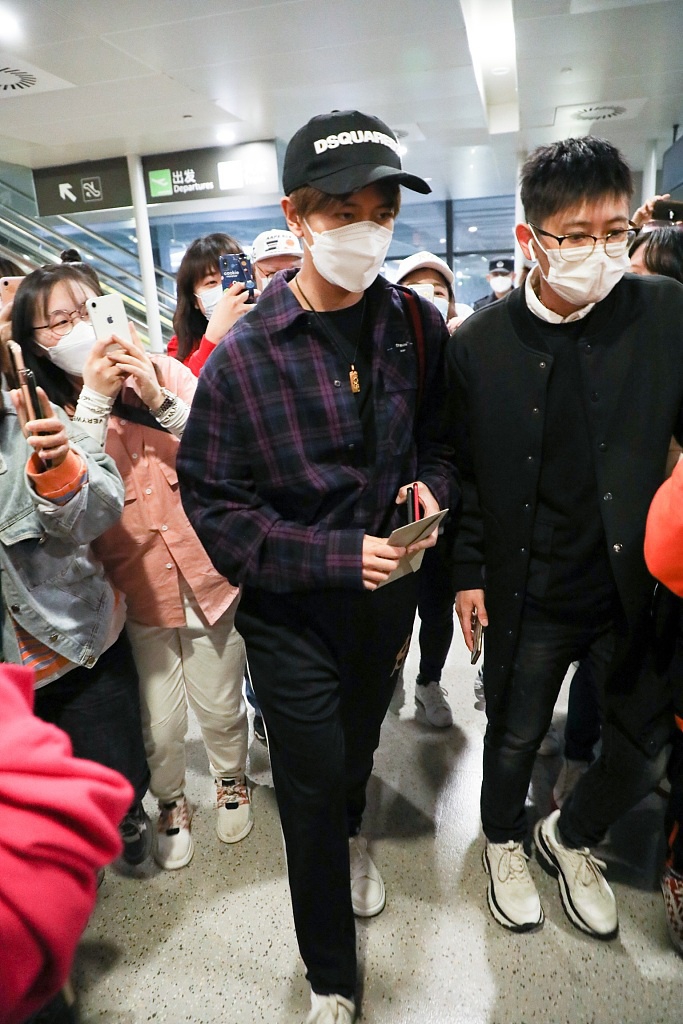 任嘉伦穿紫色格子衫时髦个性 获迷妹追随人气超高