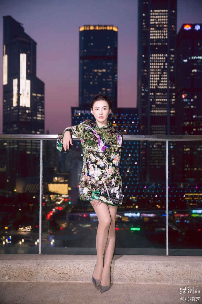 张柏芝晒仙鹤刺绣旗袍照 置身夜景中优雅又神秘