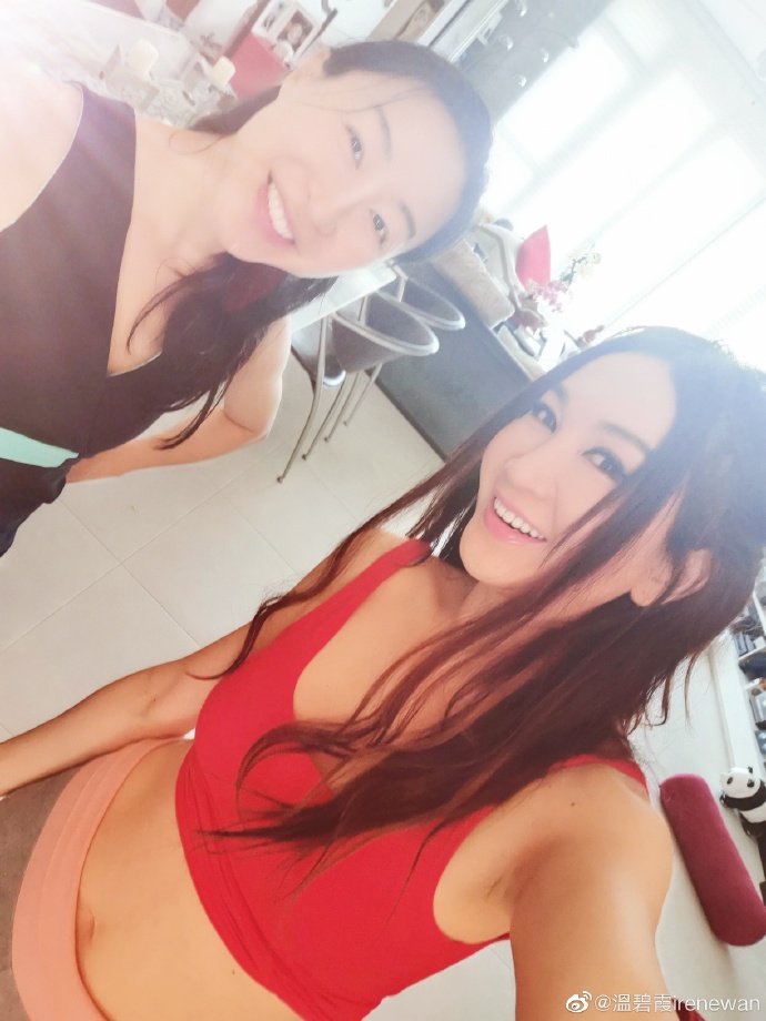 温碧霞分享健康秘诀 着健身衣做瑜伽小蛮腰吸睛