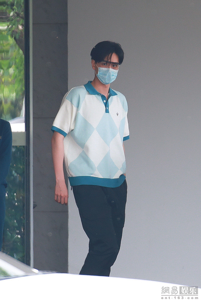 胡一天穿白T帅回校园男神 斯文高冷狙击人心