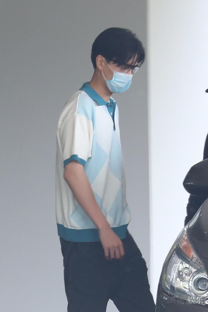 胡一天穿白T帅回校园男神 斯文高冷狙击人心