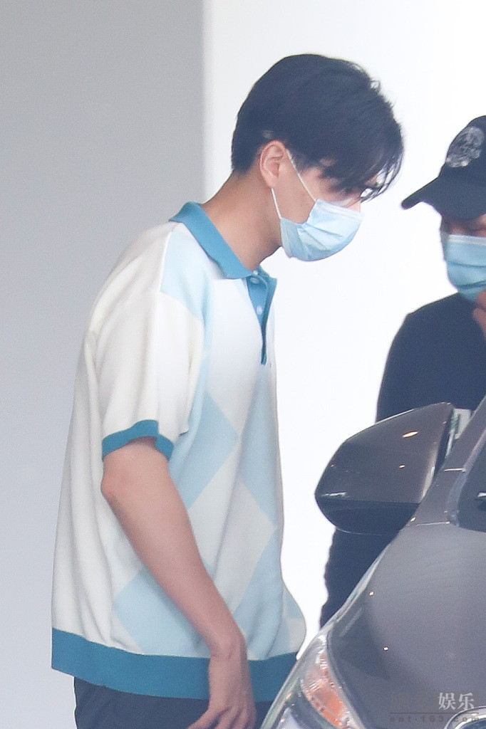 胡一天穿白T帅回校园男神 斯文高冷狙击人心