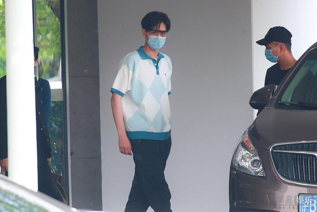 胡一天穿白T帅回校园男神 斯文高冷狙击人心