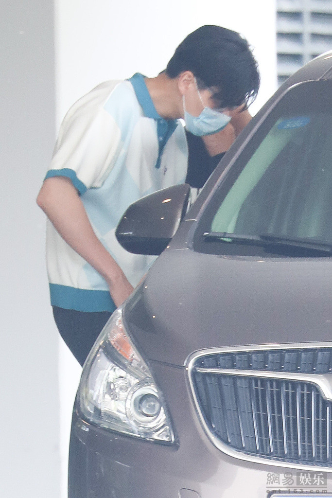 胡一天穿白T帅回校园男神 斯文高冷狙击人心