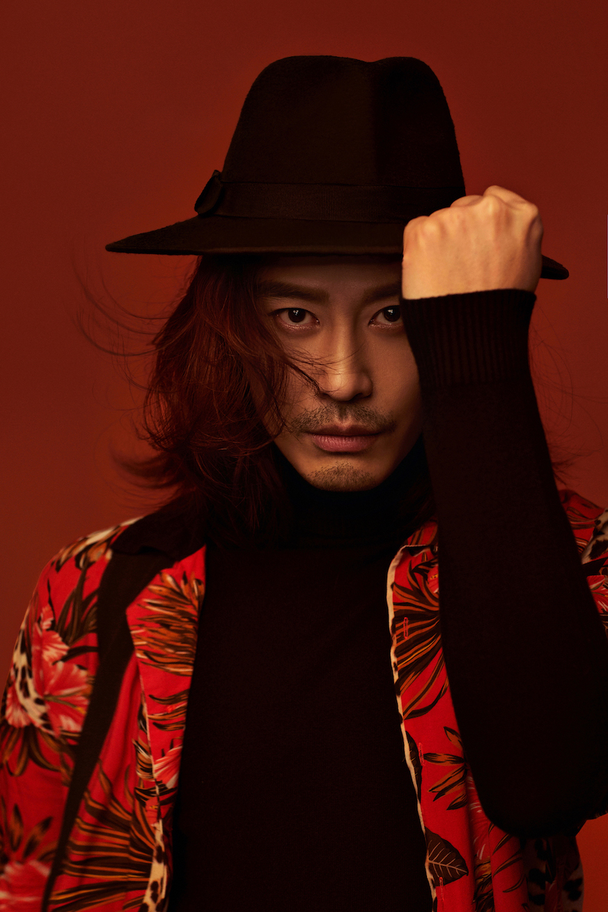 程枫红衬衫写真曝光 炙热眼神释放桀骜之感