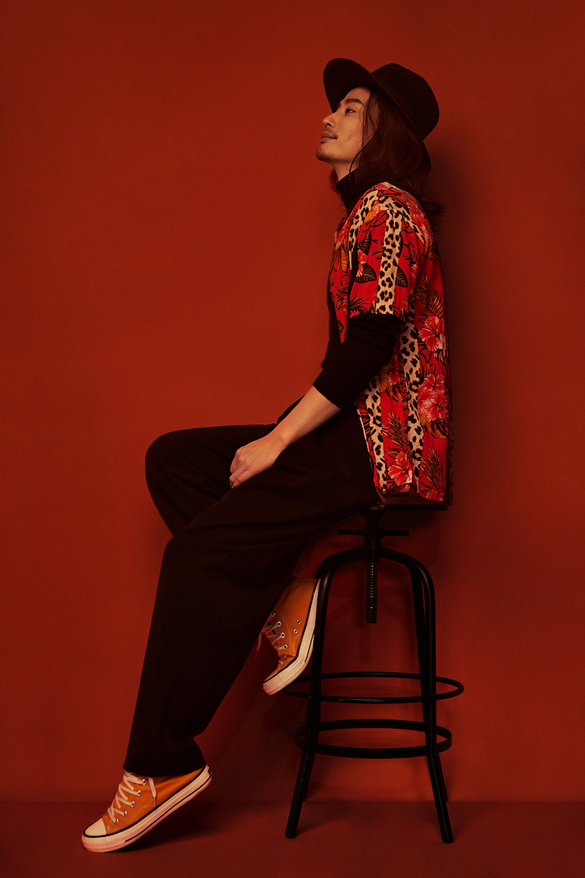 程枫红衬衫写真曝光 炙热眼神释放桀骜之感