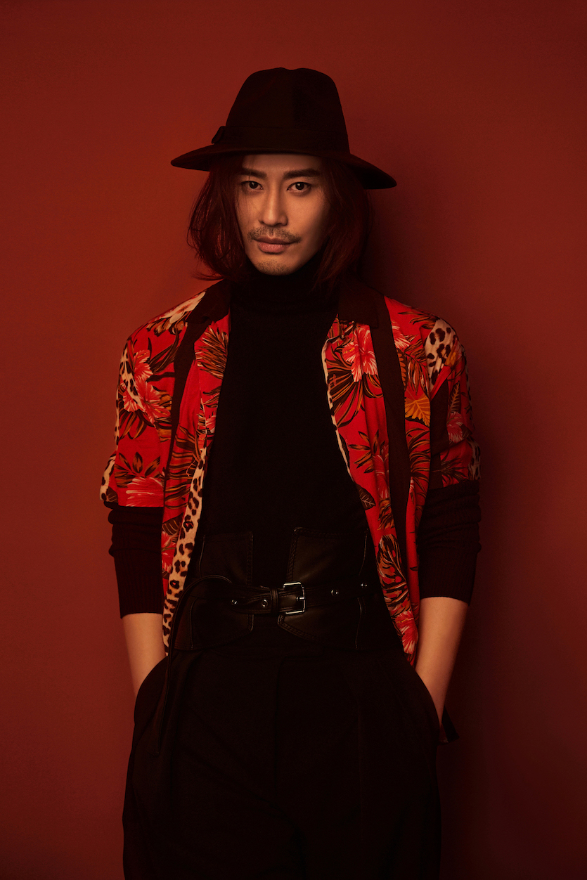 程枫红衬衫写真曝光 炙热眼神释放桀骜之感