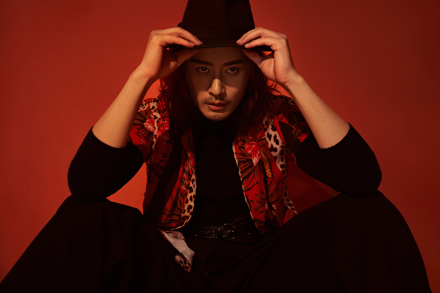 程枫红衬衫写真曝光 炙热眼神释放桀骜之感