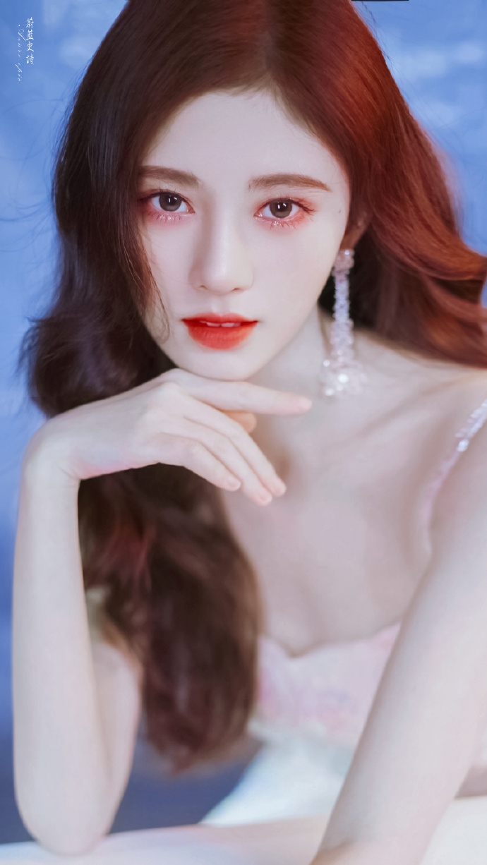 鞠婧祎穿亮片吊带裙秀香肩锁骨 一头红卷发浅笑动人