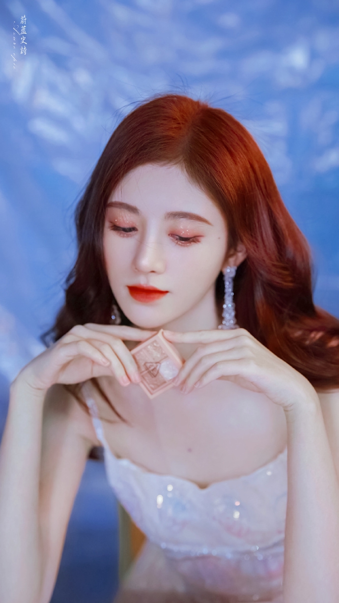 鞠婧祎穿亮片吊带裙秀香肩锁骨 一头红卷发浅笑动人