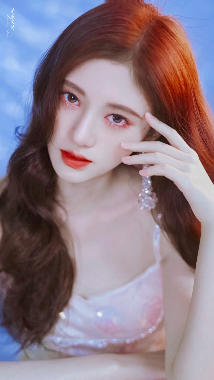 鞠婧祎穿亮片吊带裙秀香肩锁骨 一头红卷发浅笑动人