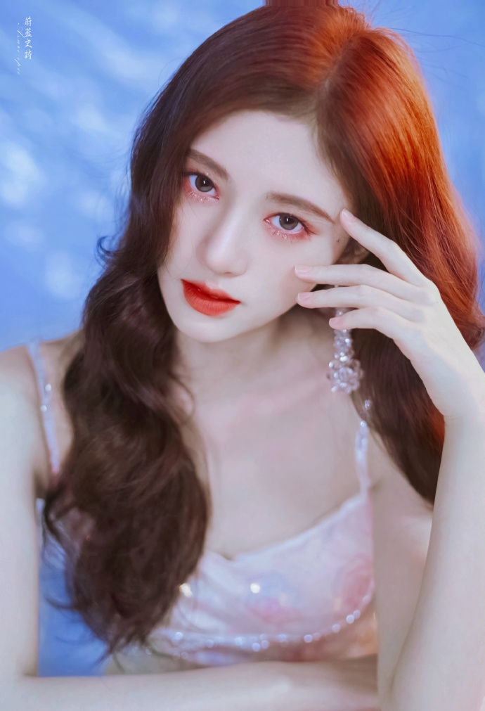 鞠婧祎穿亮片吊带裙秀香肩锁骨 一头红卷发浅笑动人