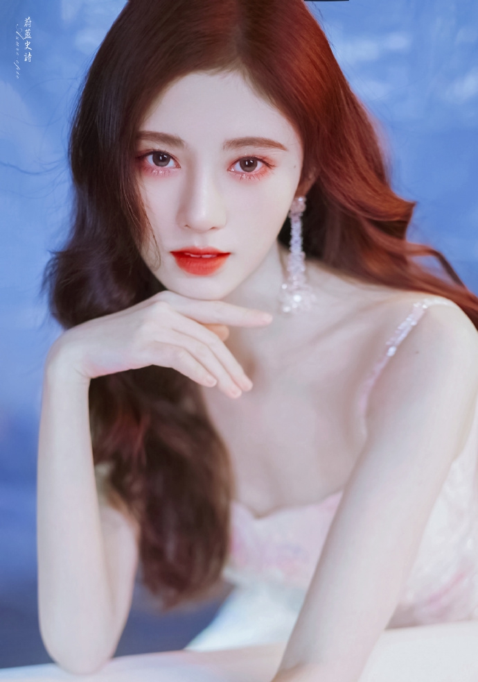 鞠婧祎穿亮片吊带裙秀香肩锁骨 一头红卷发浅笑动人