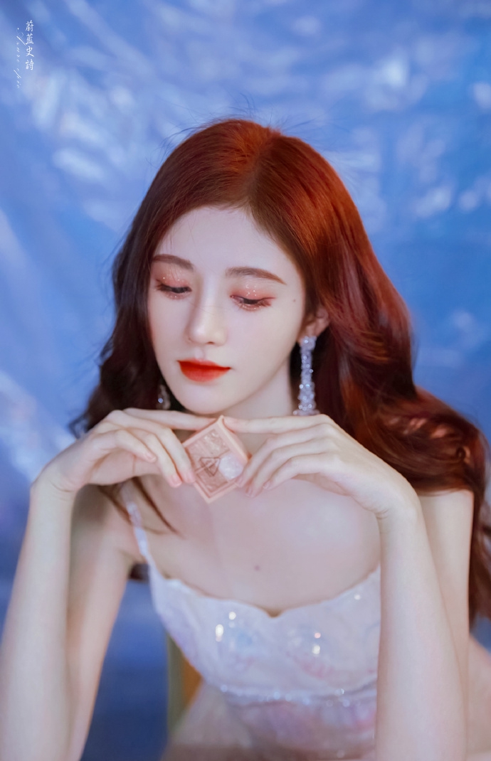 鞠婧祎穿亮片吊带裙秀香肩锁骨 一头红卷发浅笑动人