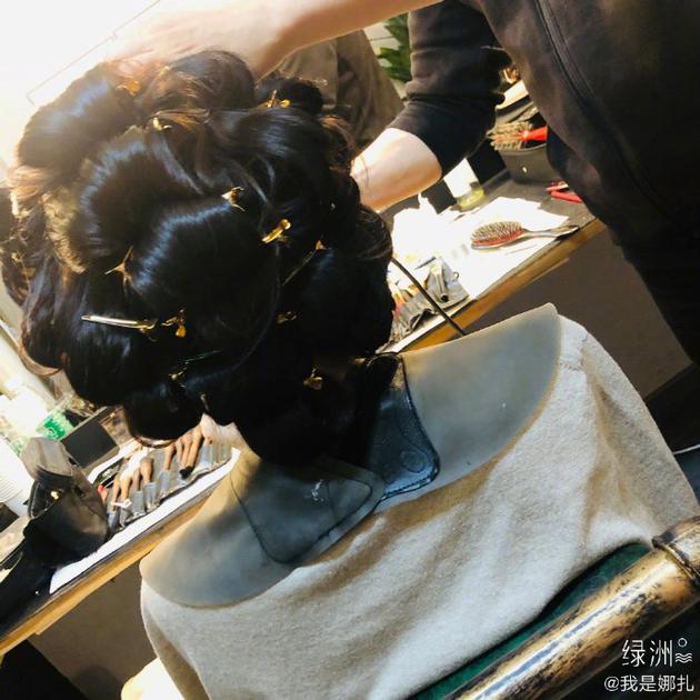 古力娜扎晒收工照 坐镜前做发型好似“包租婆”