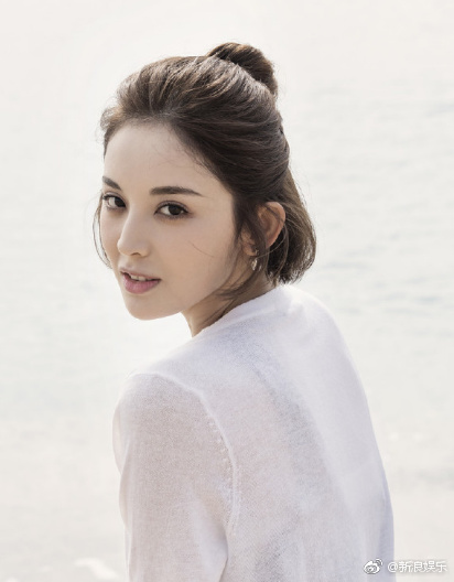 古力娜扎晒收工照 坐镜前做发型好似“包租婆”