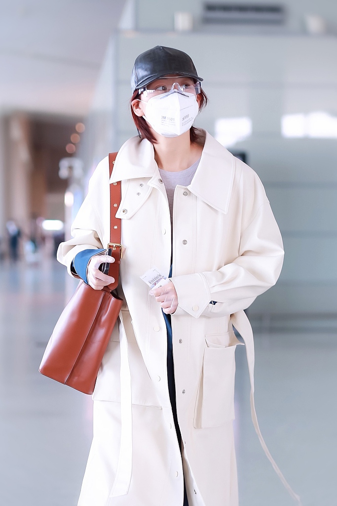 张馨予穿白风衣尽显飒爽英姿 双腿又长又细惹人羡