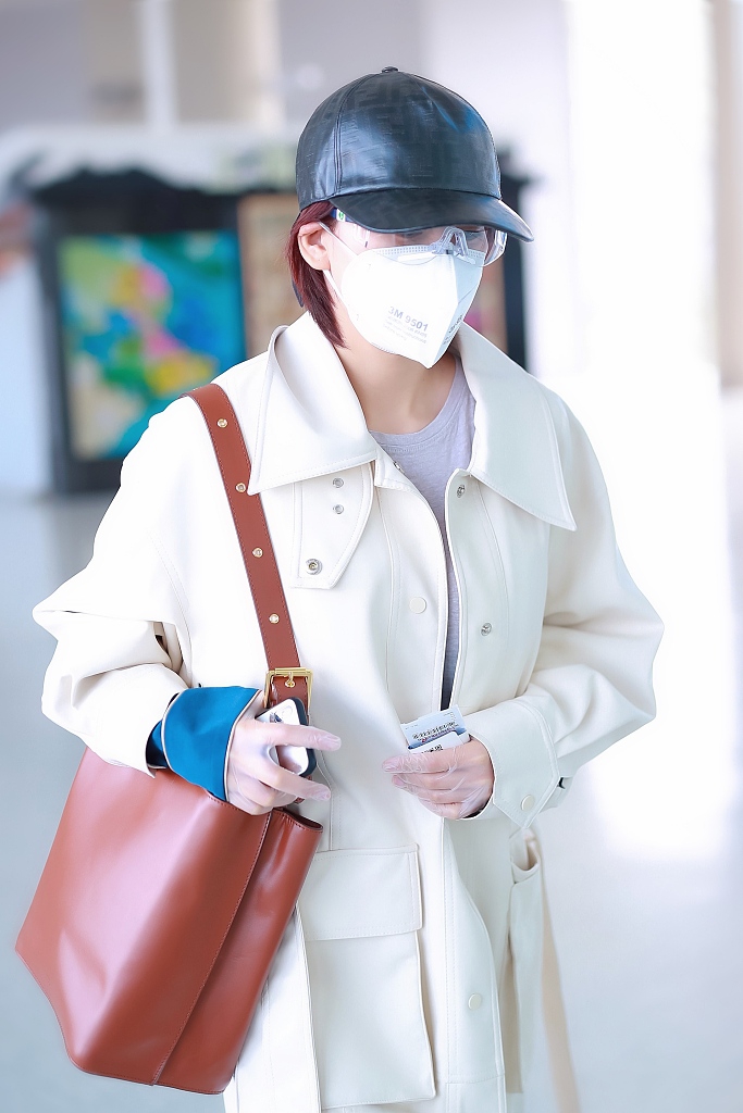 张馨予穿白风衣尽显飒爽英姿 双腿又长又细惹人羡