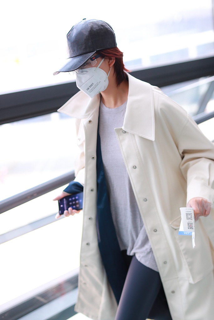 张馨予穿白风衣尽显飒爽英姿 双腿又长又细惹人羡