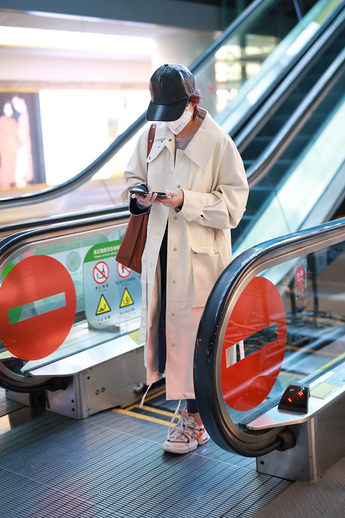 张馨予穿白风衣尽显飒爽英姿 双腿又长又细惹人羡