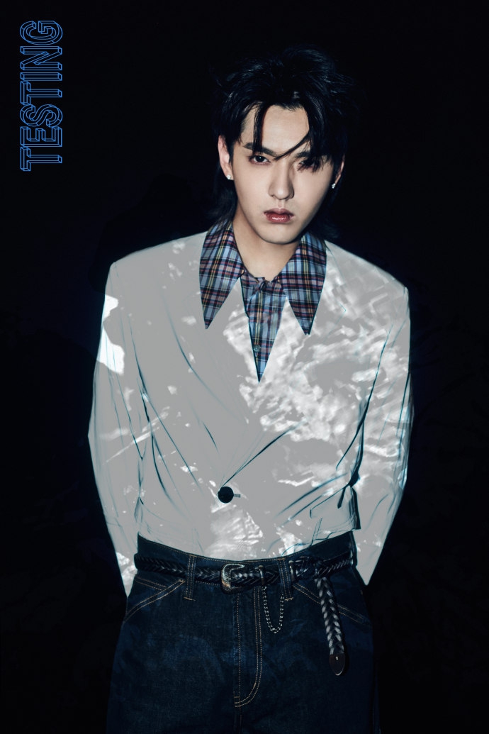 吴亦凡全新EP写真曝光 造型酷帅未来感十足