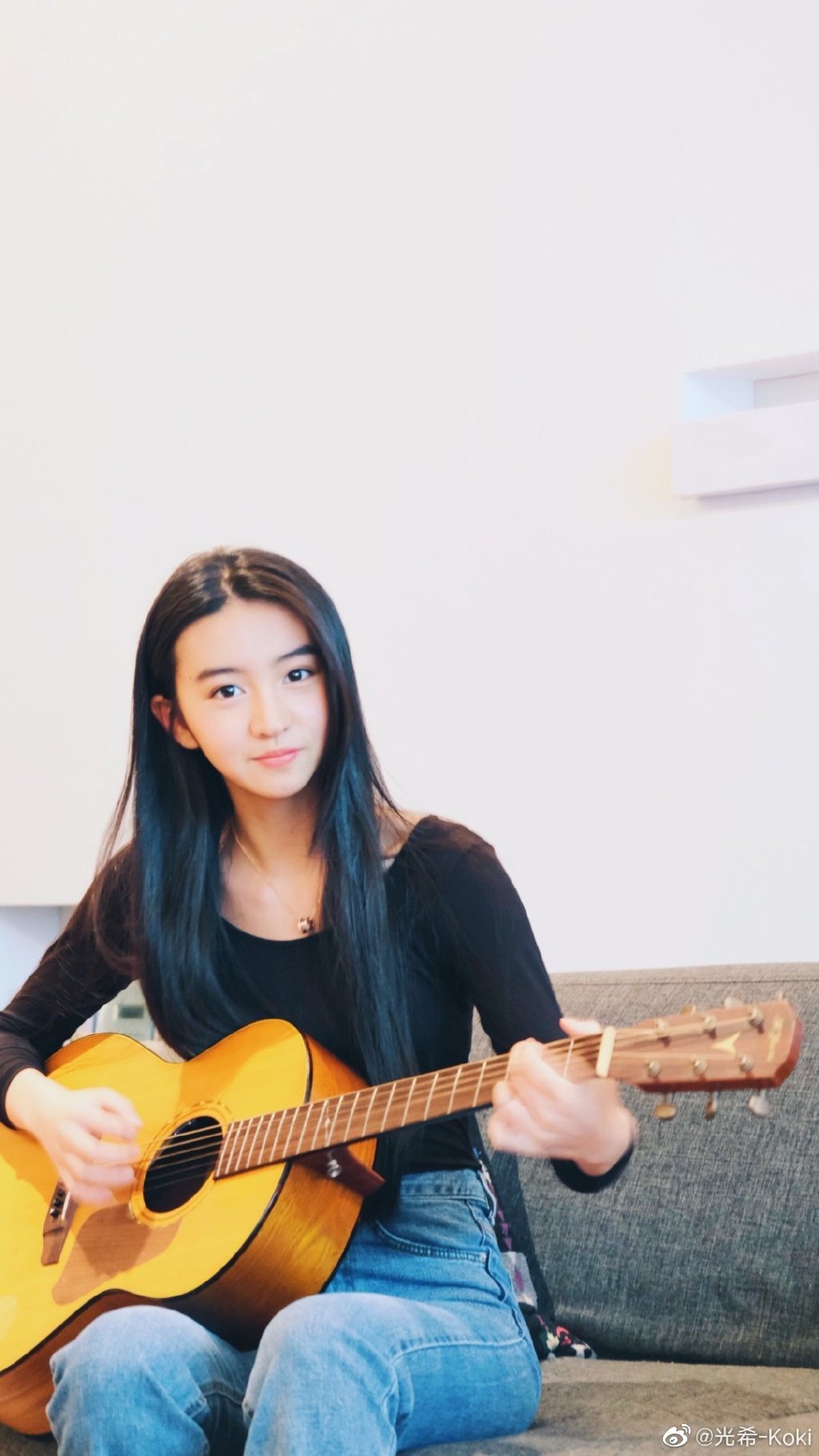 木村光希弹吉他解锁新技能 一头长发气质出众文艺范十足