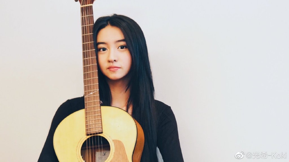 木村光希弹吉他解锁新技能 一头长发气质出众文艺范十足